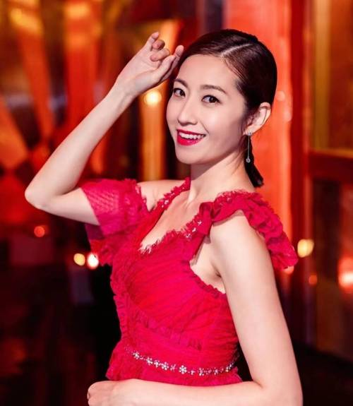 TVB最美人妻陈自瑶广州开唱，白色情人节与粉丝浪漫合影