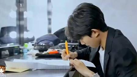 王源读程雄抗战家书 王源《信中国》出场 读信前准备 彩排 王源:应该是写父母的家