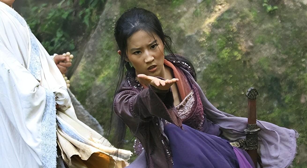 女明星真实生活与银幕形象差异_女明星抽烟人设反差_背后的女明星